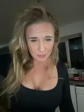 MimiMaee from StripChat is Freechat