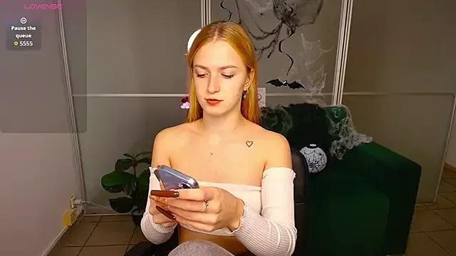 MirandaMayers from StripChat is Freechat