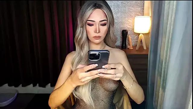 Miss_Amandaversace from StripChat is Freechat