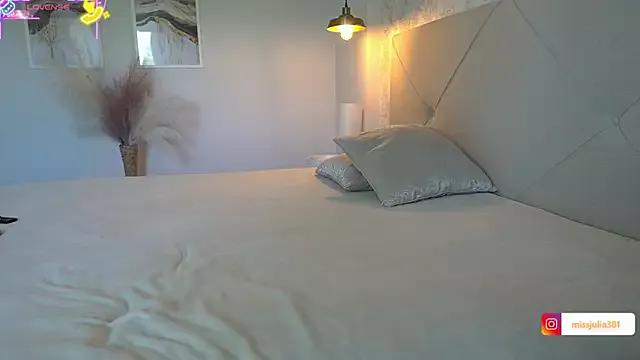 miss_juliaa from StripChat