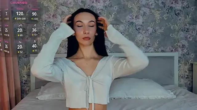 MissLauura from StripChat is Freechat