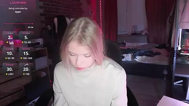 mollydollka from StripChat is Freechat