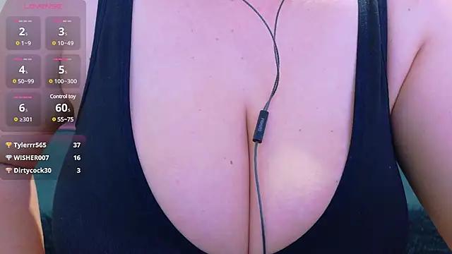 MommyHelpsmee from StripChat