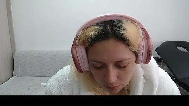 MommyMiaWs from StripChat