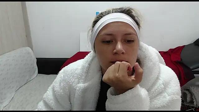 MommyMiaWs from StripChat