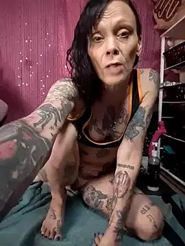 MommyMisfit from StripChat