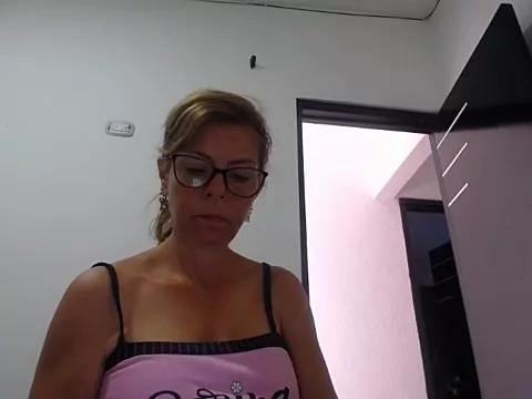 mommysarax from StripChat