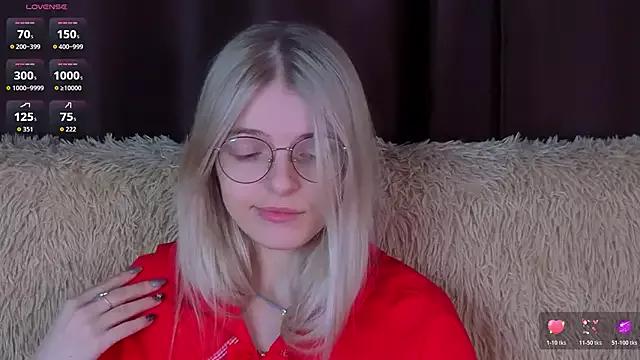 MonicaShiny from StripChat is Freechat