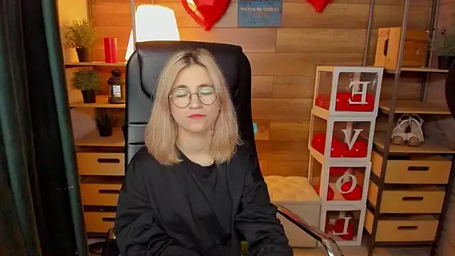 Moon13152 from StripChat