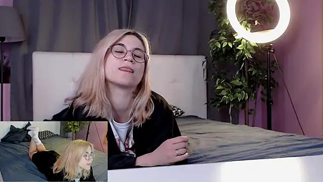 Moon13152 from StripChat
