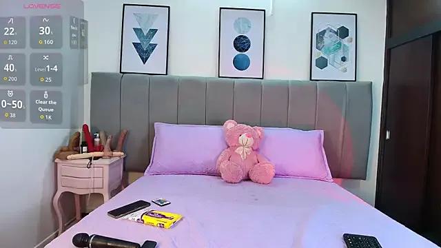 Naiaa_Cruz from StripChat is Freechat