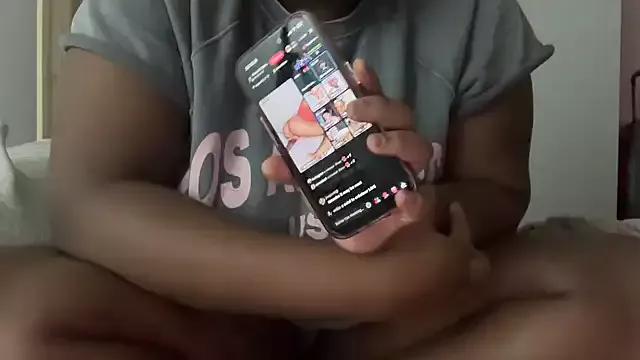 nanaisbackk from StripChat is Freechat