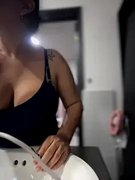 Natural_BIGASS_Nina from StripChat is Freechat