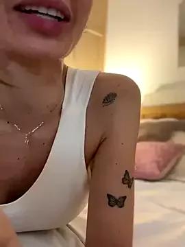 nicolleferragamo from StripChat is Freechat