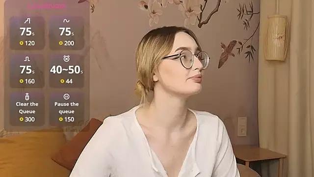 NikkiBlyz from StripChat