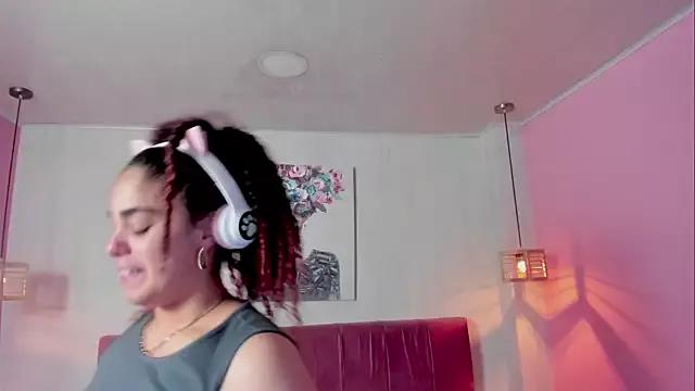 ninna_curly from StripChat
