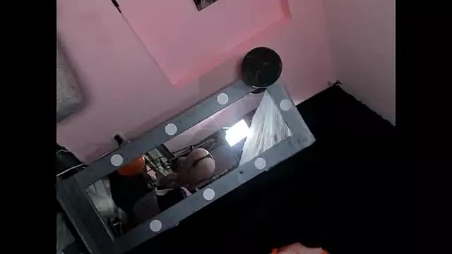 paris_noa from StripChat is Freechat