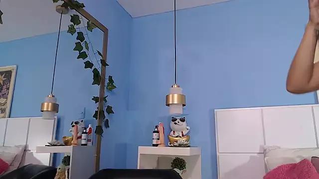 PenelopeBond from StripChat