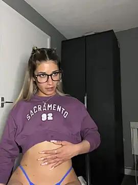 PetiteCaramelRoxanne_XX webcams show profile image 