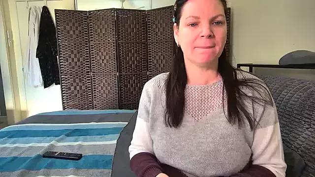 PlayfulcurvyyMilf from StripChat is Freechat