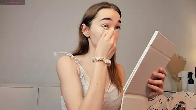 PollyBeev from StripChat