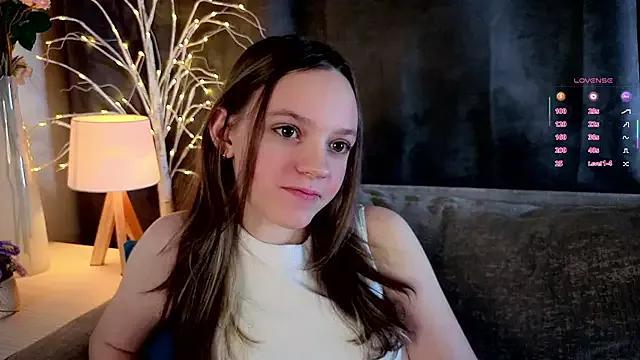 PollyHawkinson from StripChat is Freechat