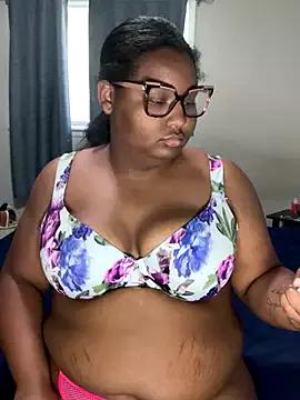 PoppyLuxe from StripChat