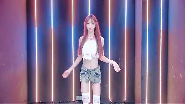 queen-001 from StripChat