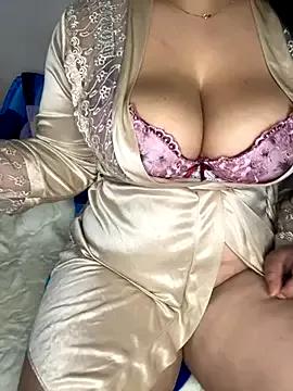 Queen_Curvyy from StripChat is Freechat