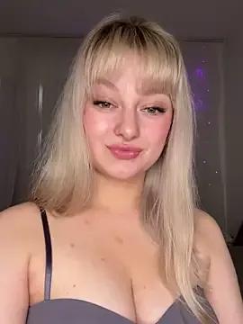 Queen_in_touch from StripChat