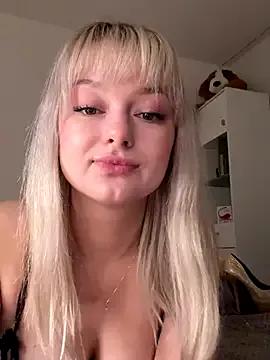 Queen_in_touch from StripChat