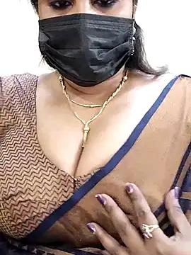 Queenflowerr from StripChat