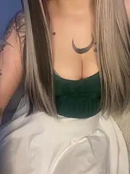 queenlo_xxx from StripChat