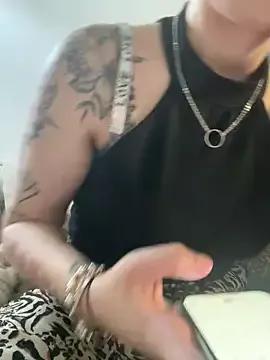 queenlo_xxx from StripChat is Freechat