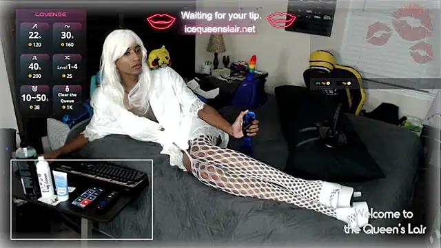 QueenofWhiteIce from StripChat