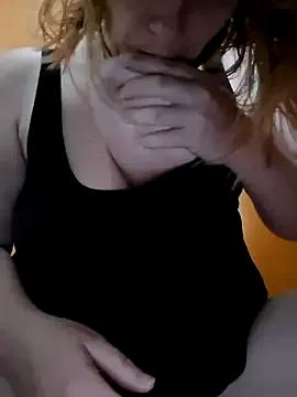 queenpeaches121 from StripChat