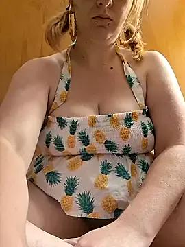 queenpeaches121 from StripChat
