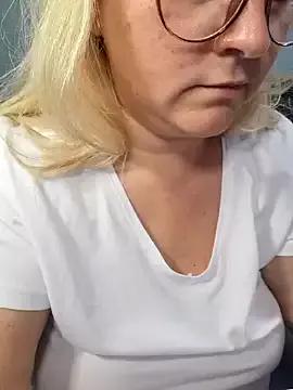queenpeachi from StripChat