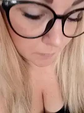 queenpeachi from StripChat