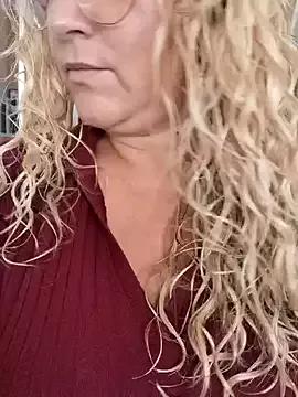 queenpeachi from StripChat