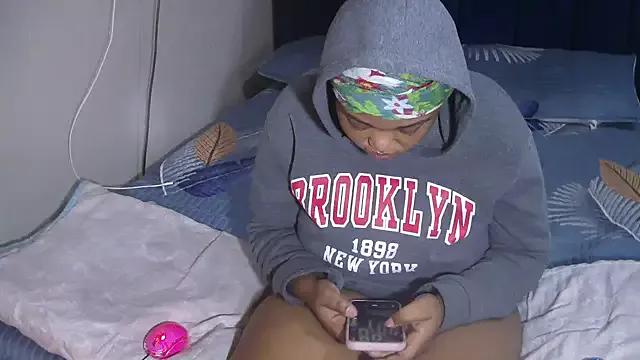 QUEENSHYNESS from StripChat