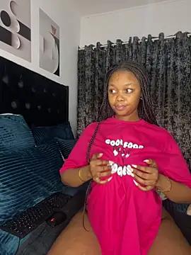 QueenTee23 from StripChat