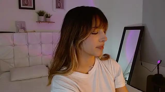 Rebbecawhite_meow from StripChat