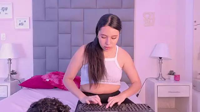 Rosse_and_mike from StripChat is Freechat