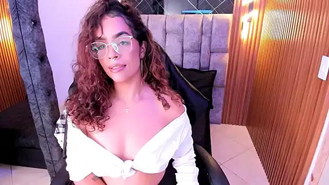 roxanne_dl from StripChat is Freechat