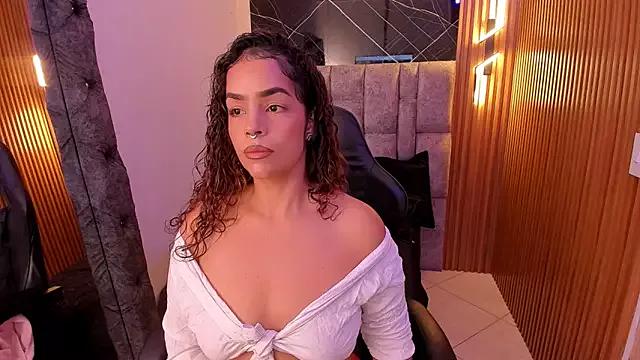 roxanne_dl from StripChat is Freechat
