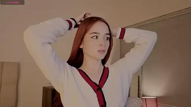 Roxxy_mora from StripChat