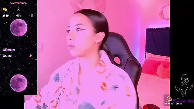 SallyWhitee from StripChat