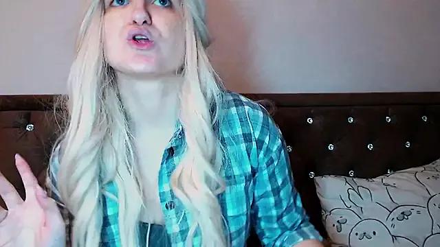 Sara4uu from StripChat is Freechat
