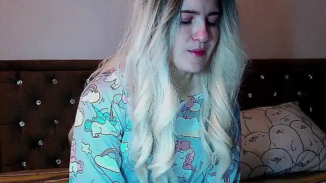 Sara4uu from StripChat